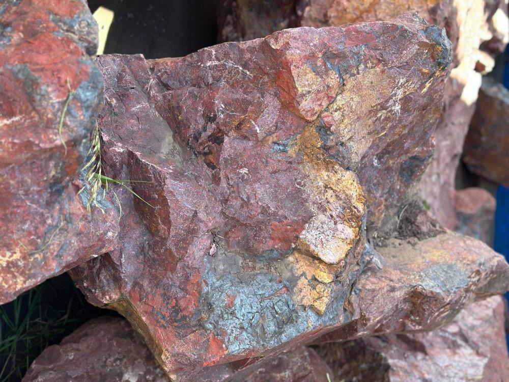 Камни для ландшафтного дизайна красно-фиолетовые 10-60 килограмм купить в Рошале