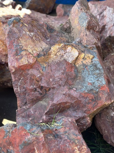 Камни для ландшафтного дизайна красно-фиолетовые 10-60 килограмм купить в Рошале