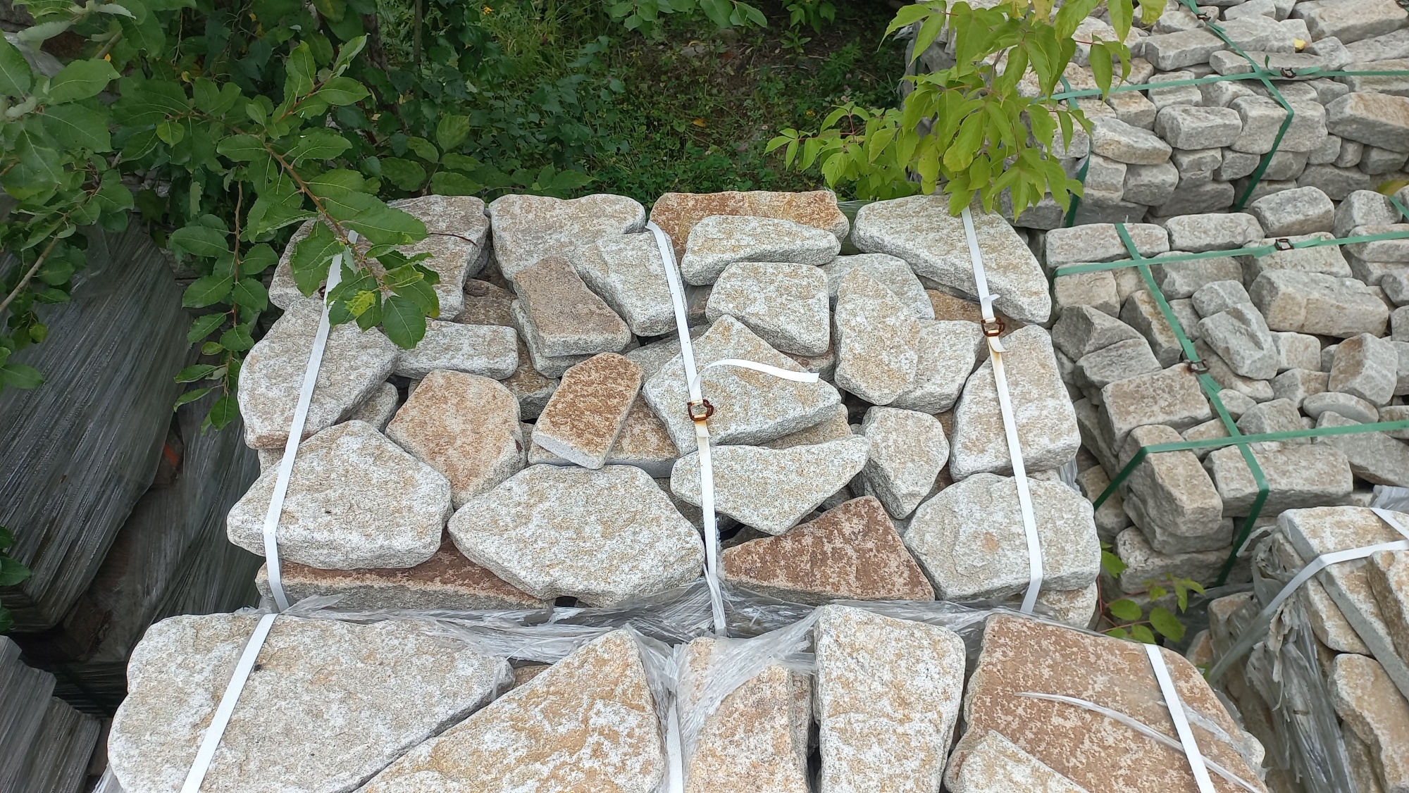 Плитняк галтованный гранитный для ландшафтного дизайна купить в Рошале