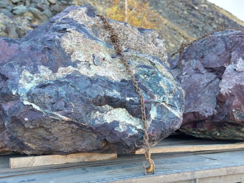 Огромные красно-фиолетовые валуны для ландшафтного дизайна весом более 5 тонн купить в Рошале