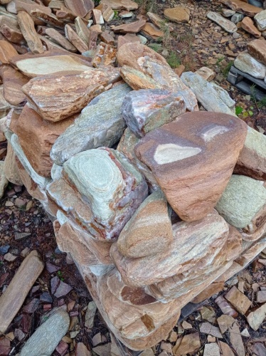 Златолит жёлтый, жёлто-зелёный глыбки и валуны для ланшафтного дизайна купить в Рошале