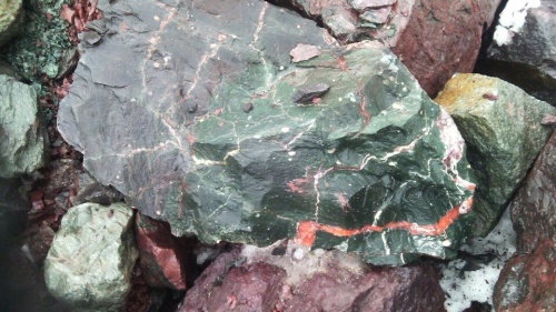 Гигантские зелёные валуны для ландшафтного дизайна весом более 5 тонн купить в Рошале