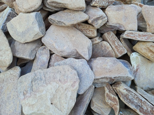 Златолит жёлтый, жёлто-зелёный глыбки и валуны для ланшафтного дизайна купить в Рошале