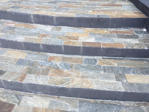 Плитка из Златолита Уральского для лестницы купить в Рошале