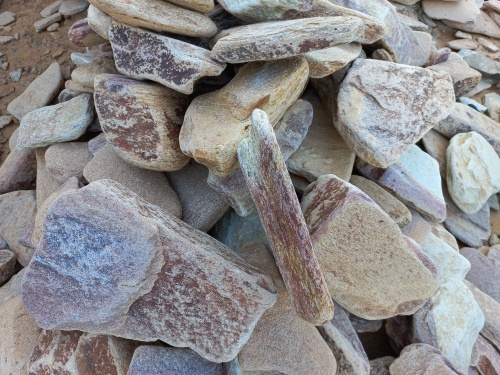 Златолит жёлтый, жёлто-зелёный глыбки и валуны для ланшафтного дизайна купить в Рошале