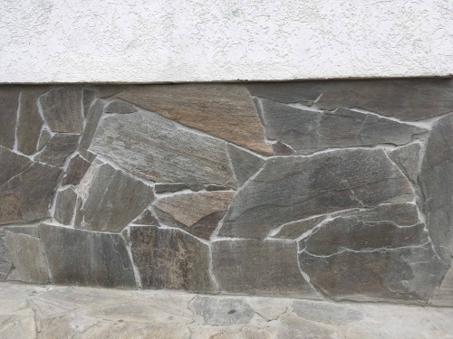 Плитняк златолит Уральский для цоколя, отмостки купить в Рошале