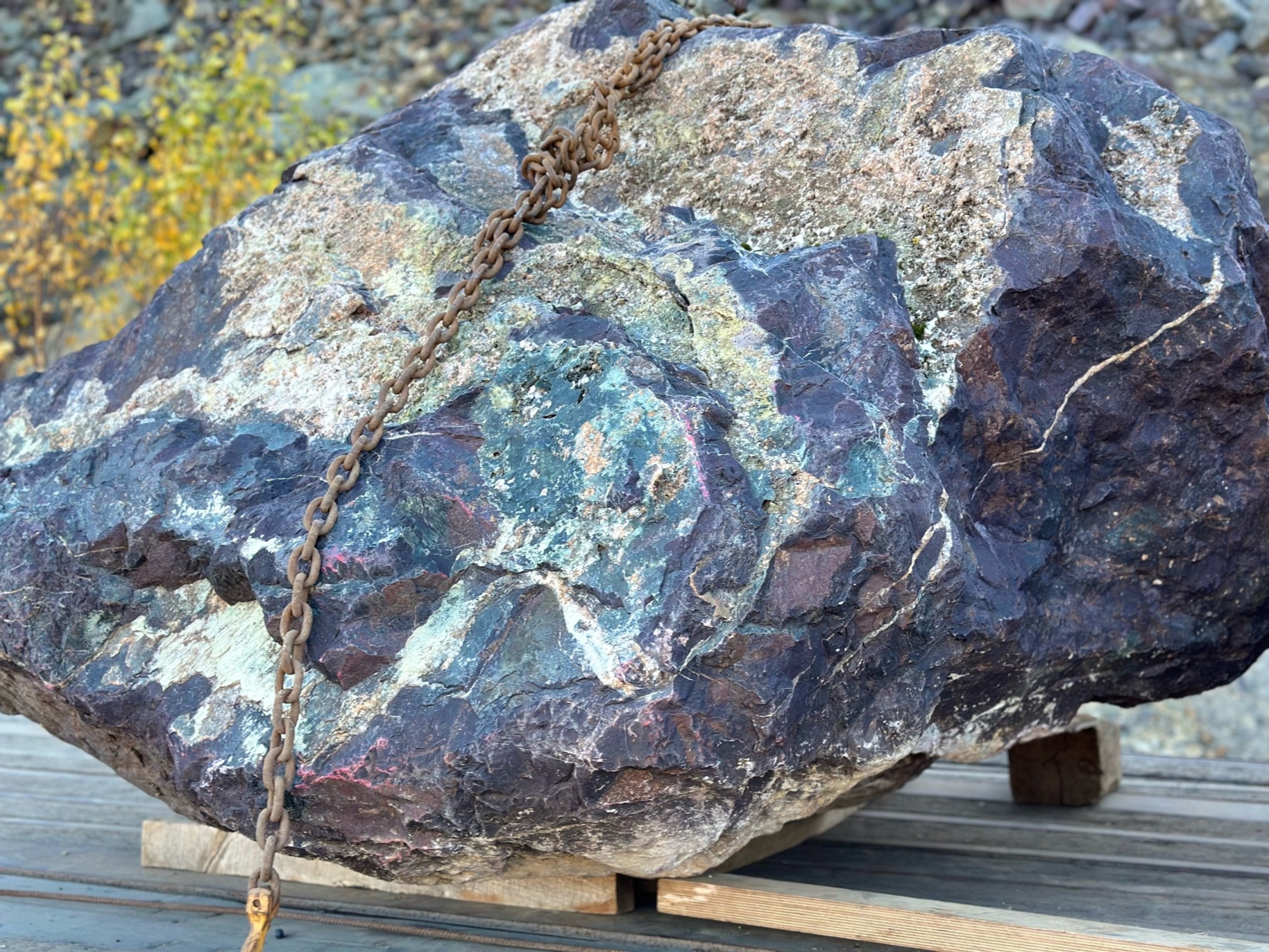 Огромные красно-фиолетовые валуны для ландшафтного дизайна весом более 5 тонн купить в Рошале