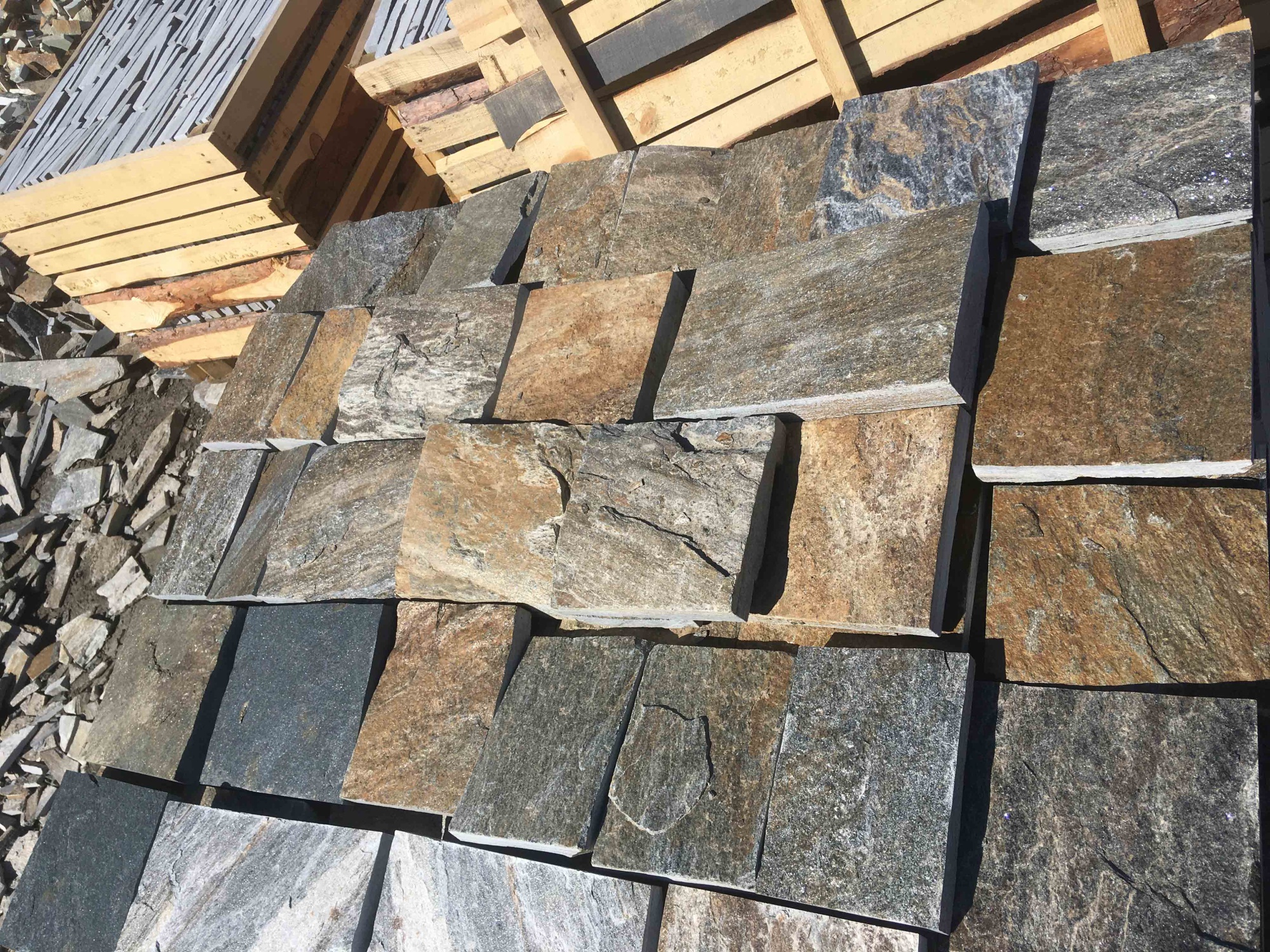 Плитка пилёная златолит Уральский для цоколя, отмостки купить в Рошале