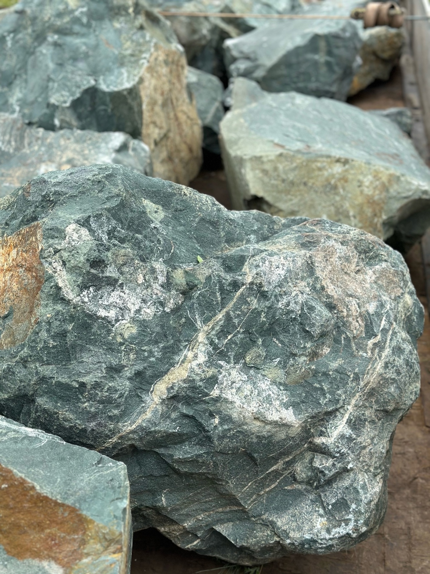 Камни для ландшафтного дизайна зелёные 10-60 килограмм купить в Рошале