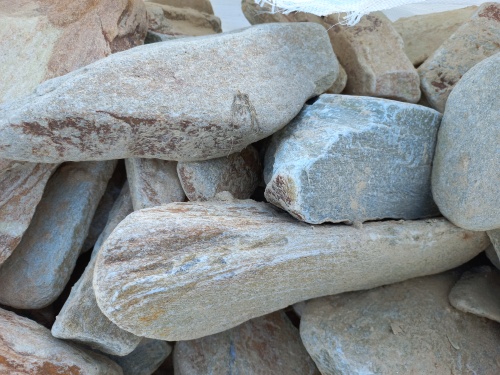 Златолит жёлтый, жёлто-зелёный глыбки и валуны для ланшафтного дизайна купить в Рошале