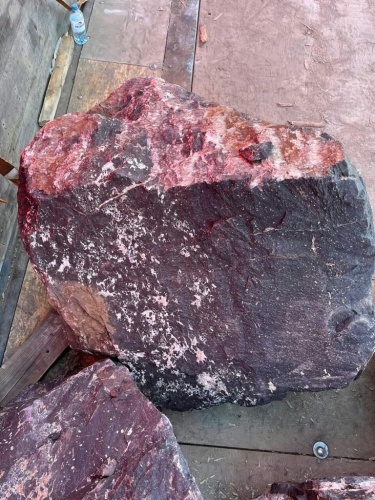 Камни для ландшафтного дизайна красно-фиолетовые 10-60 килограмм купить в Рошале