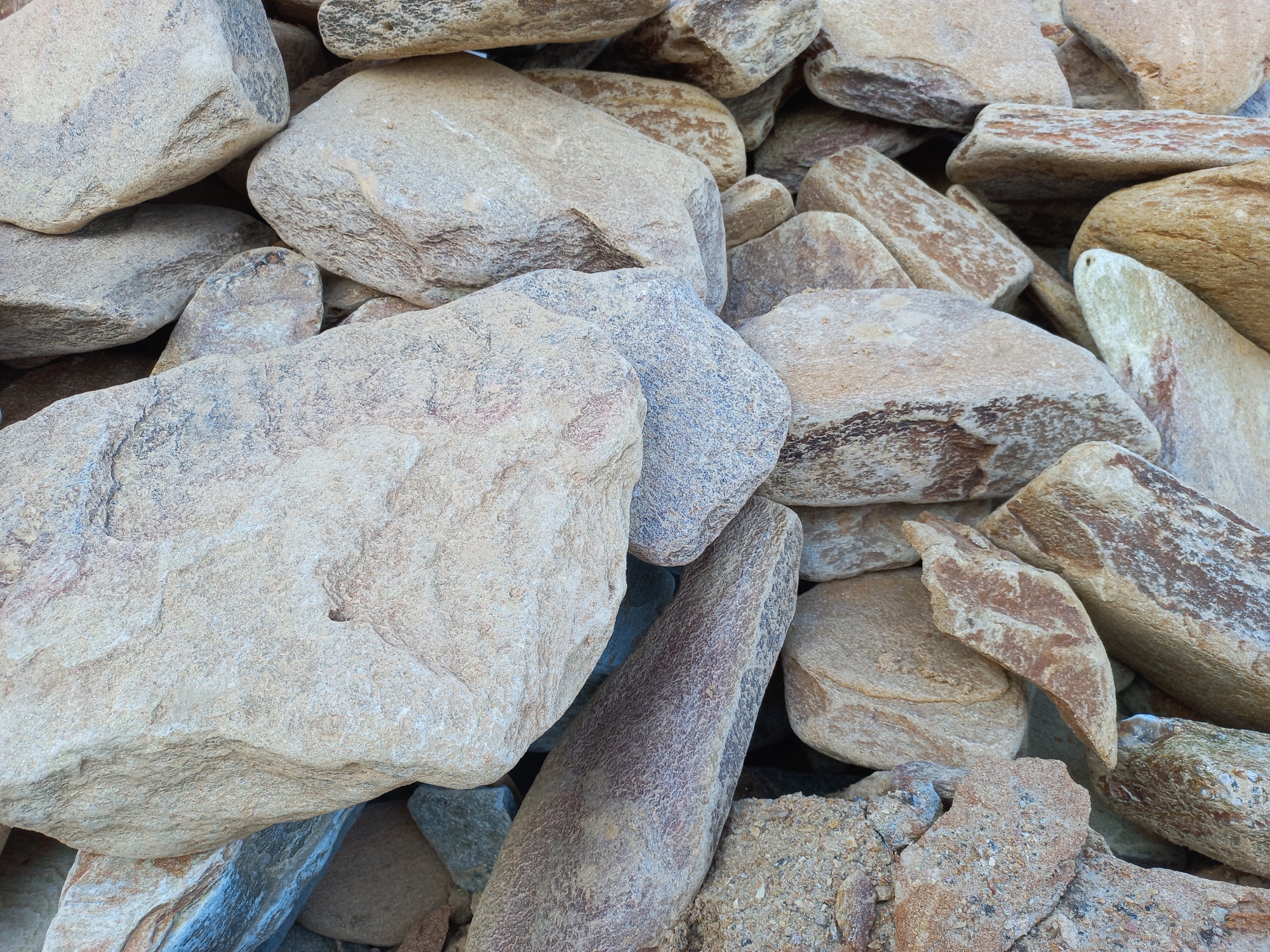 Златолит жёлтый, жёлто-зелёный глыбки и валуны для ланшафтного дизайна купить в Рошале