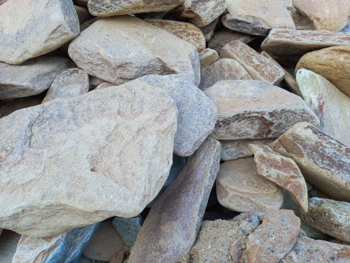 Златолит жёлтый, жёлто-зелёный глыбки и валуны для ланшафтного дизайна купить в Рошале