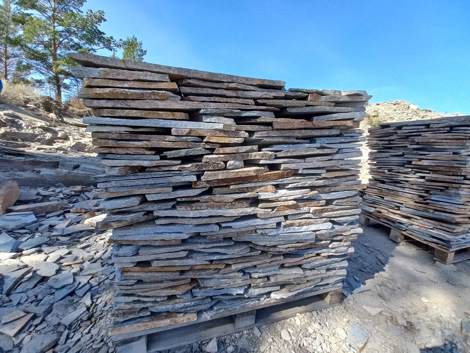 Плитняк златолит серебристый для фасада купить в Рошале