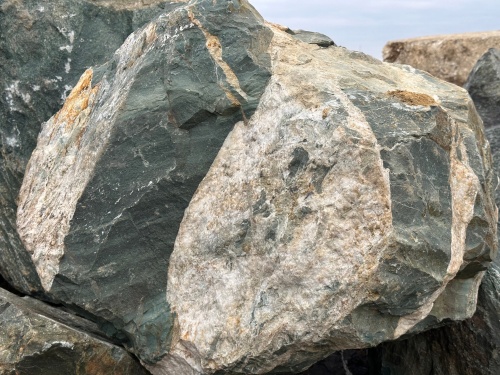 Гигантские зелёные валуны для ландшафтного дизайна весом более 5 тонн купить в Рошале