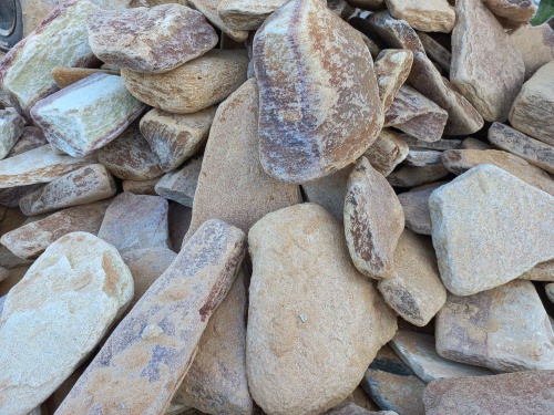 Златолит жёлтый, жёлто-зелёный глыбки и валуны для ланшафтного дизайна купить в Рошале