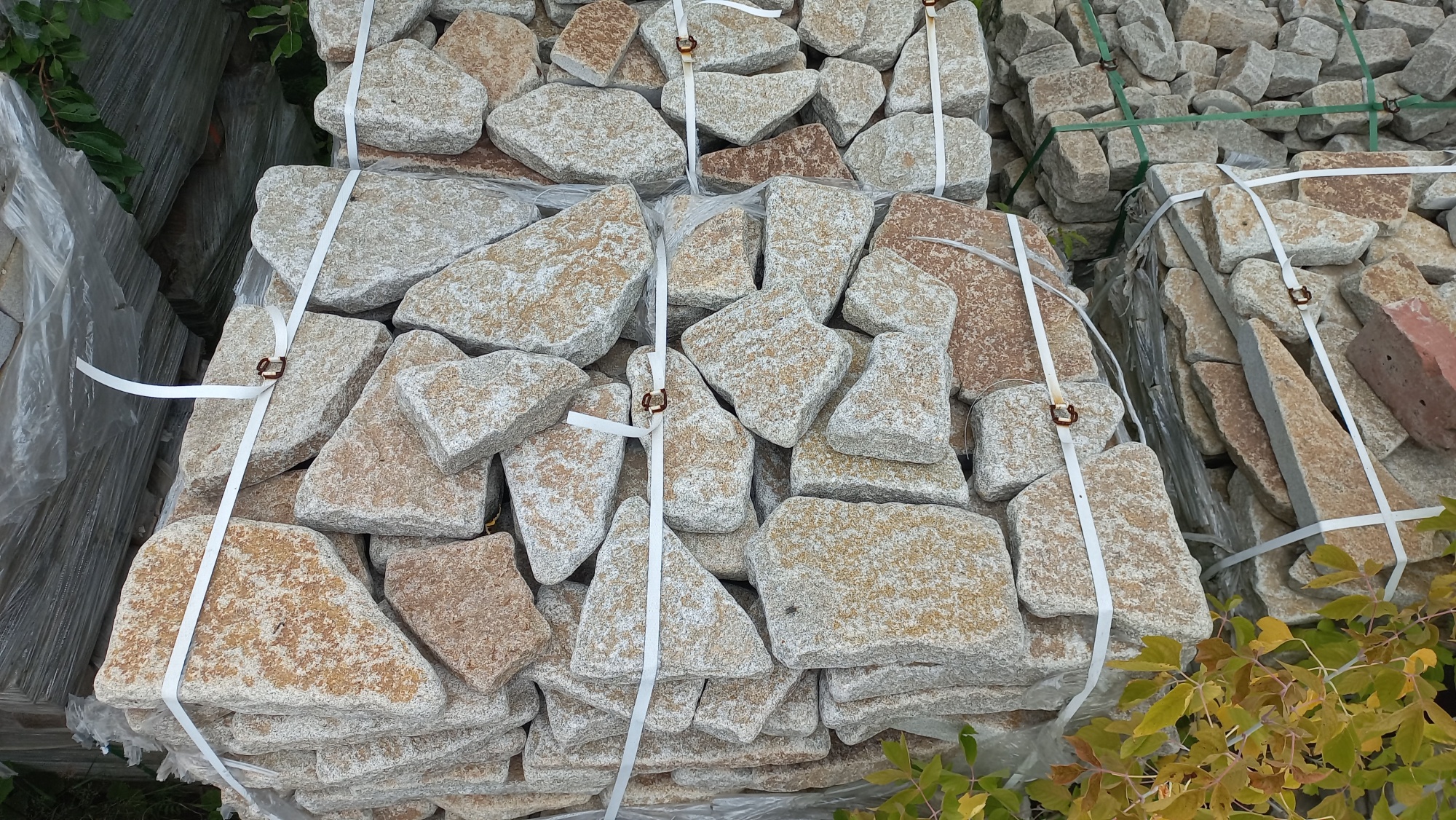 Плитняк галтованный гранитный для ландшафтного дизайна купить в Рошале