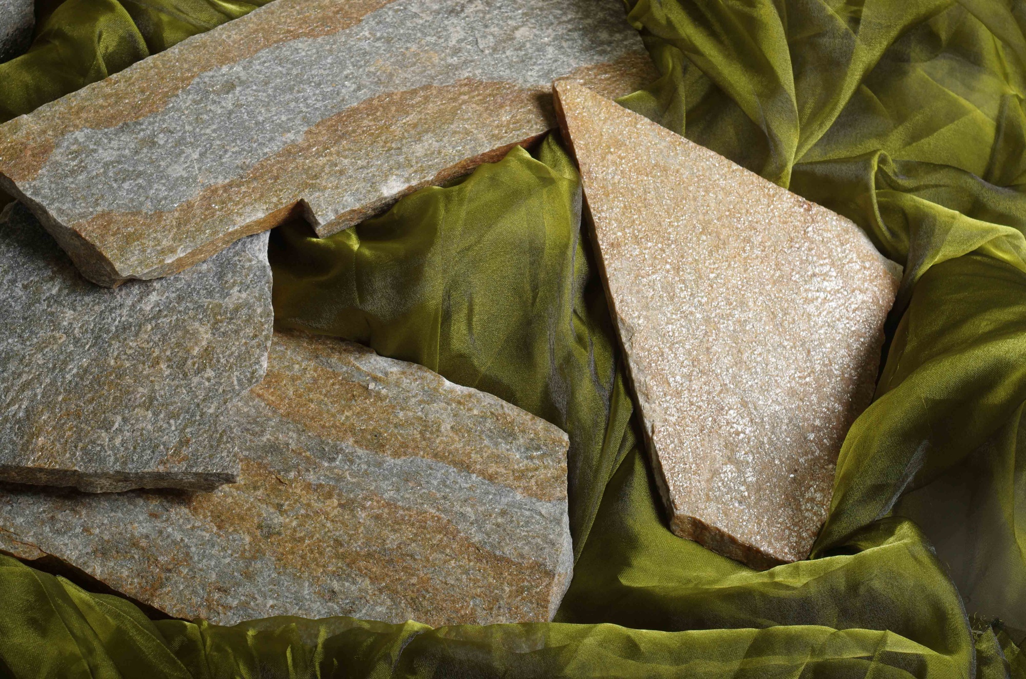 Плитняк златолит Уральский для цоколя, отмостки купить в Рошале