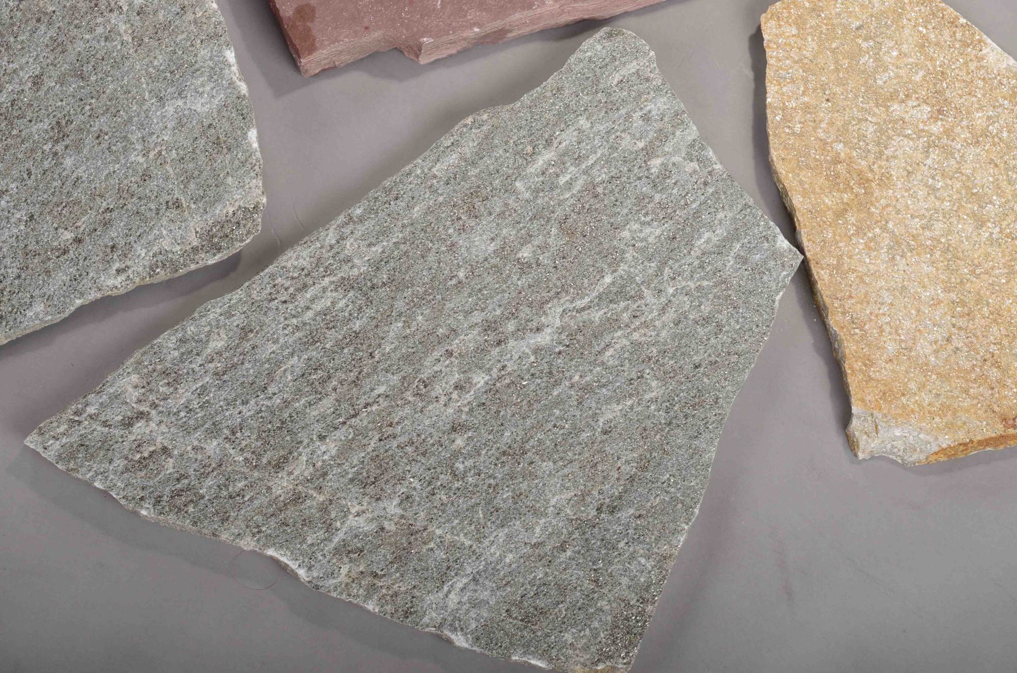 Плитняк златолит Уральский для цоколя, отмостки купить в Рошале