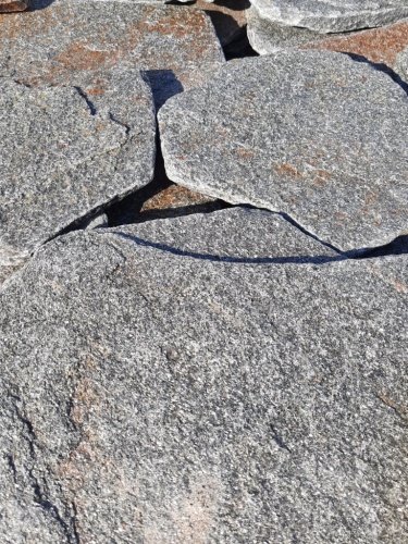 Златолит серебристый галтованный для лестниц купить в Рошале