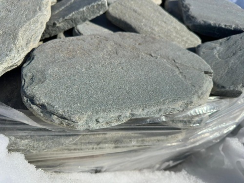 Плитняк златолит зелёный галтованный для мощения на бетон купить в Рошале